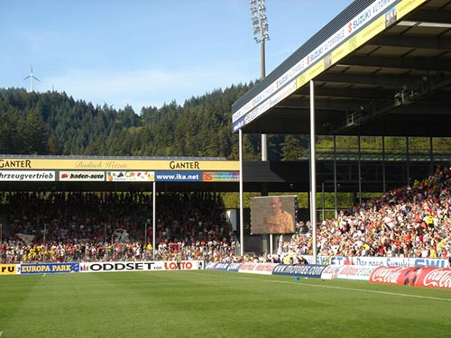 Badenova-Stadion des SC Freiburg 2005. Foto: Florian K. Lizenz: Creative Commons Attribution-Share Alike 3.0 Unported