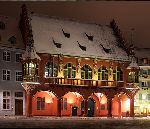 Das historische Kaufhaus am Münsterplatz ist einer der schönsten spätgotischen Bauten in Freiburg. Foto: Wikimedia.org/Joergens.mi, CC-BY-SA-3.0 (de)