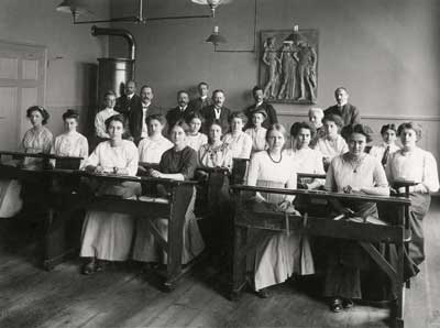 Die Oberprima des Mädchengymnasiums Karlsruhe mit zwei Lehrerinnen und sieben Lehrern 1911 in einem Schulraum des heutigen Fichtegymnasiums. Foto: Stadtarchiv Karlsruhe