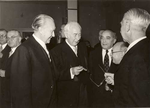 Bundespräsident Theodor Heuss (mit Zigarre) und Bundeskanzler Konrad Adenauer (links) 