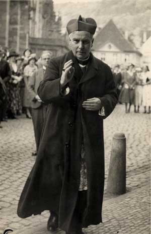 Der Freiburger Erzbischof Conrad Gröber (1872–1948) im Jahr 1934 auf dem Freiburger Münsterplatz. Foto: Erzbischöfliches Archiv der Erzdiözese Freiburg