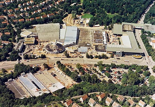 Baustelle der Messe Stuttgart mit Kongress-Zentrum A und B, aus der Luft von Süden, 2004. Foto: Albrecht Brugger, LMZ Baden-Württemberg