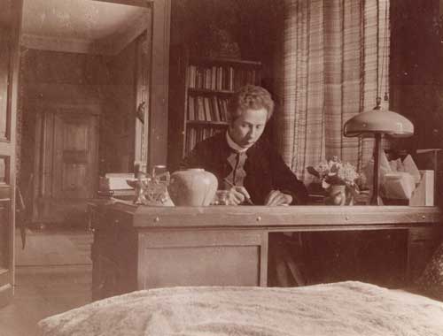Der junge Theodor Heuss in seinem Heilbronner Arbeitszimmer im Jahr 1915. Foto: Familienarchiv Heuss