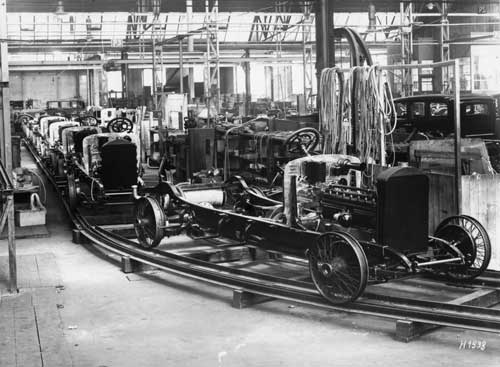 Blick in die Montagehalle von Benz um 1928