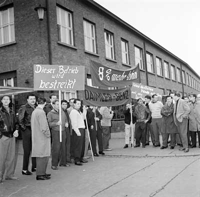 Streikende Arbeiter vor den Werkstoren von Daimler-Benz im Jahr 1971. Foto: Stadtarchiv Mannheim