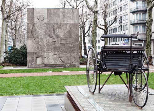 Das 1933 eingeweihte Carl-Benz-Denkmal (aufgenommen 2011) steht gemeinsam mit einer Nachbildung des Patentmotorwagens in unmittelbarer Nähe des Mannheimer Wasserturms. Foto: Stadtarchiv Mannheim
