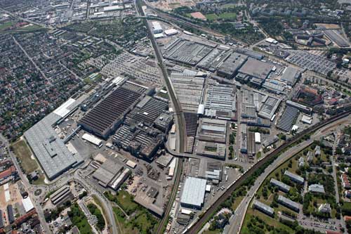 Industrie braucht Fläche: Luftbildaufnahme der Mercedes-Benz-Werke (aufgenommen 2010) auf dem Mannheimer Luzenberg. Foto: Daimler AG Archive