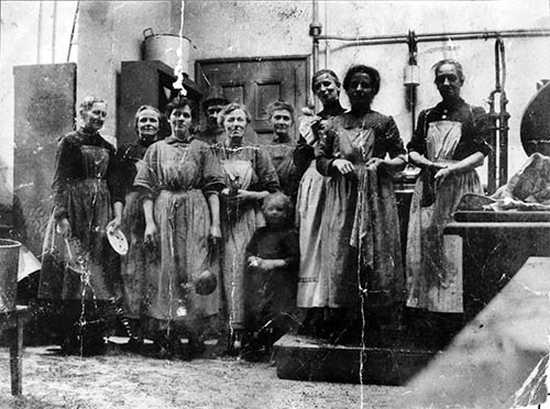 Das Küchenpersonal der vom Badischen Frauenverein betriebenen Volksküche II in Mannheim 1914.