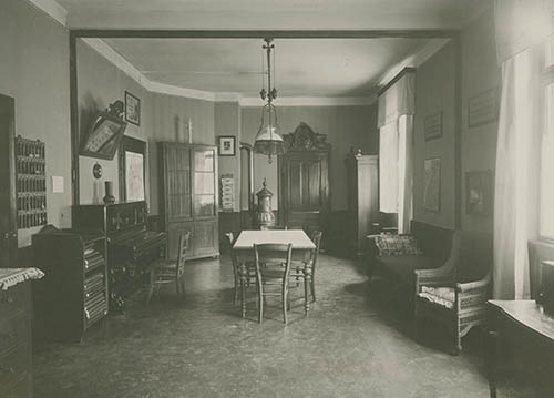 Wohnzimmer des Geschäftsgehilfinnenheims, Karlsruhe 1906.