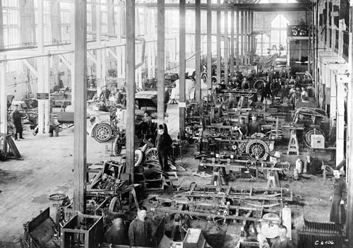 Wagenmontage der Daimler-Motoren-Gesellschaft in Cannstatt (Sellberg) im Jahre 1900. Foto: Daimler AG Archive