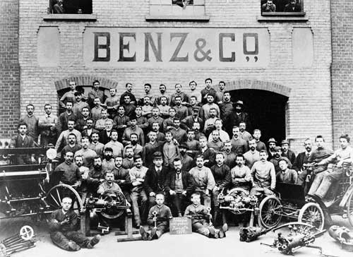 Mitarbeiter der Schlosserei und des Wagenbaus im Benz-Werk Mannheim 1897. Foto: Daimler AG Archive
