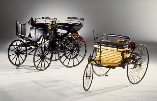 Mit dem Patent-Motorwagen („Dreirad“, im Bild rechts) verwirklichte Carl Benz 1886 seine revolutionäre Idee einer neuen Fahrzeugart. Er baute einen durch Motorkraft bewegten Wagen, bei dem das Fahrgestell und die Antriebseinheit harmonisch aufeinander abgestimmt waren. Die erste öffentliche Fahrt fand am 3. Juli 1886 in Mannheim und Umgebung statt. Eine unsichtbare Kraft bewegte eine Kutsche, die bislang von Pferden gezogen wurde – das hatte es vorher noch nicht gegeben. Foto: Daimler AG Archive