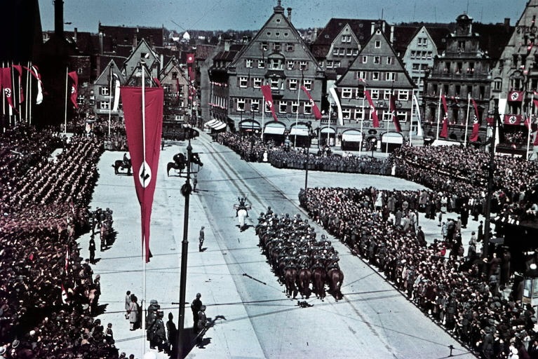 Militärparade am Münsterplatz in Ulm 1935. Foto: LMZ Baden-Württemberg