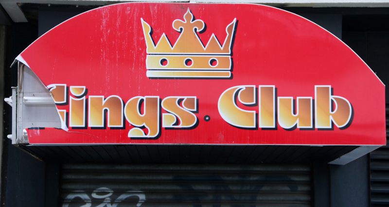 Der Eingang zum ehemaligen Kings Club in der Calwer Straße in Stuttgart ist immer noch am roten Schild mit der Krone zu erkennen. (© Timo Mäule) 