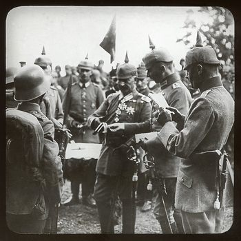 Kaiser Wilhelm II. verteilt Eiserne Kreuze an die Soldaten Foto: LMZ Baden-Württemberg