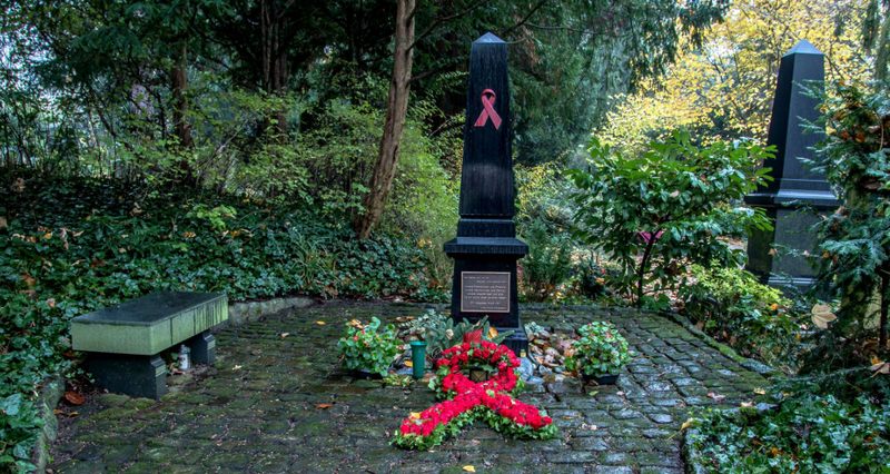 Das 2006 eingeweihte AIDS-Denkmal auf dem Bergfriedhof in Heidelberg. (© AIDS-Hilfe Heidelberg e. V.)