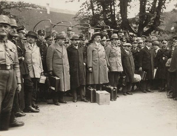 Ankunft im KZ Kislau: Die sieben Sozialdemokraten mussten sich in Reih und Glied aufstellen und wurden fotografiert. 