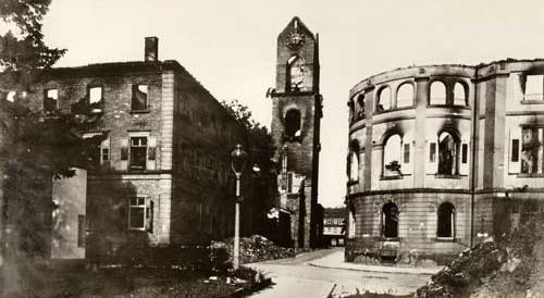 Das durch Luftangriffe vollkommen zerstörte Ständehaus im Jahr 1944.