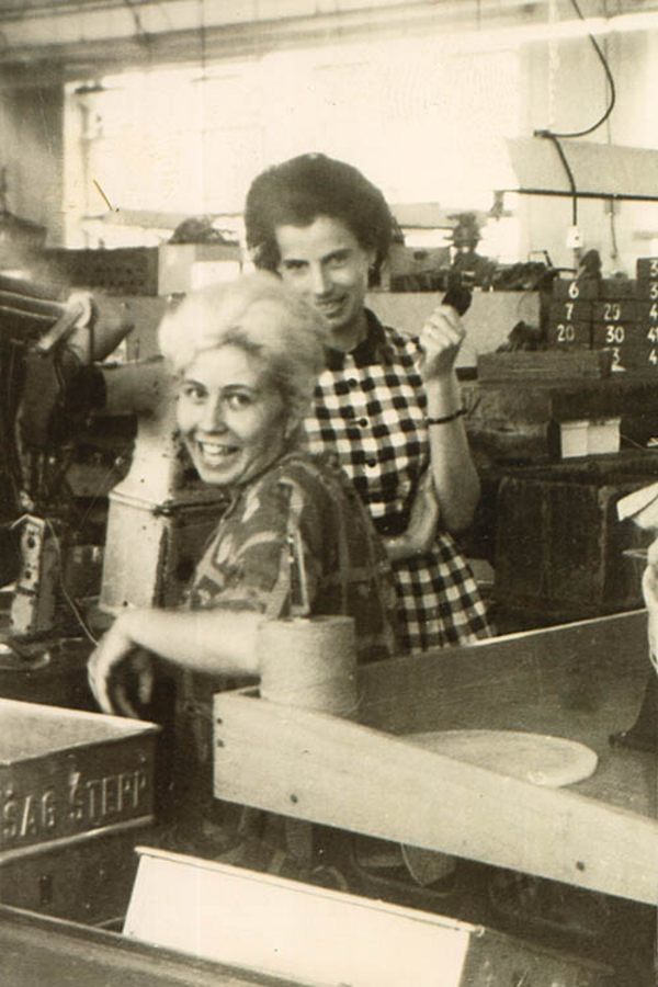 Elisa Beatrice Soi, eine „Gastarbeiterin“ der ersten Stunde (rechts), in den Fabrikhallen von Salamander in Kornwestheim. Foto: privat