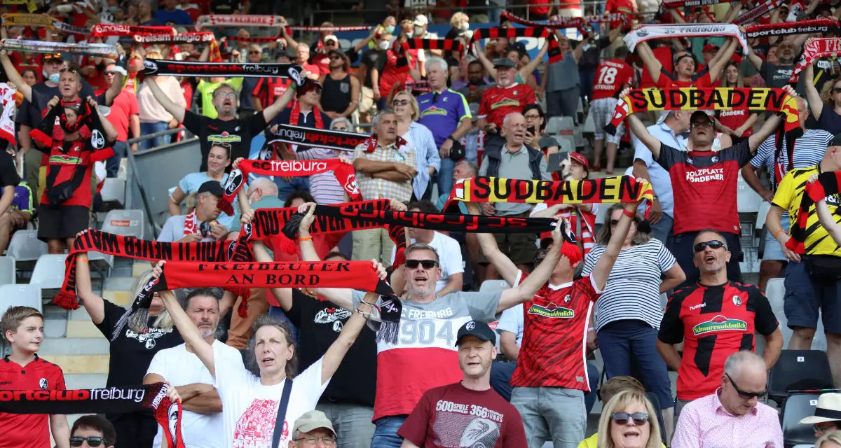 Fans des SC Freiburg singen im Stadion das „Badnerlied“. (Foto: picture alliance/Eibner-Pressefoto | Hahne) Fans des SC Freiburg singen im Stadion das „Badnerlied“. (Foto: picture alliance/Eibner-Pressefoto | Hahne)