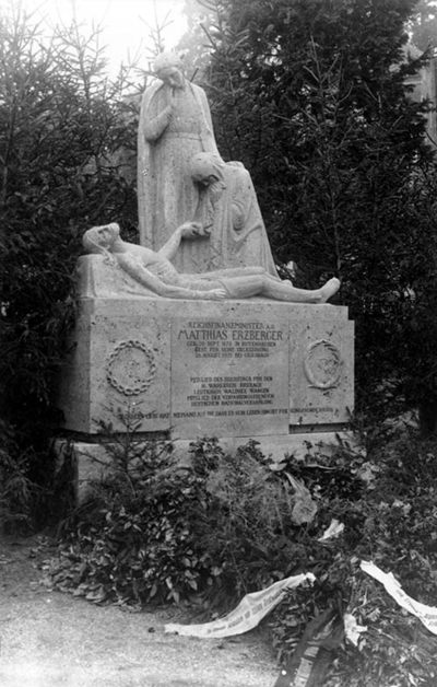 Das Grabmal auf dem Biberacher Friedhof überstand als einziges Erzberger-Denkmal die Zeit des Nationalsozialismus unversehrt. Foto: Bundesfinanzakademie Brühl