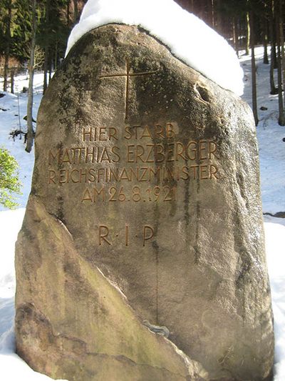 An der B 28 erinnert bei Bad Griesbach ein Gedenkstein daran, dass 1921 Matthias Erzberger hier ermordet wurde. Foto: Winter 2008