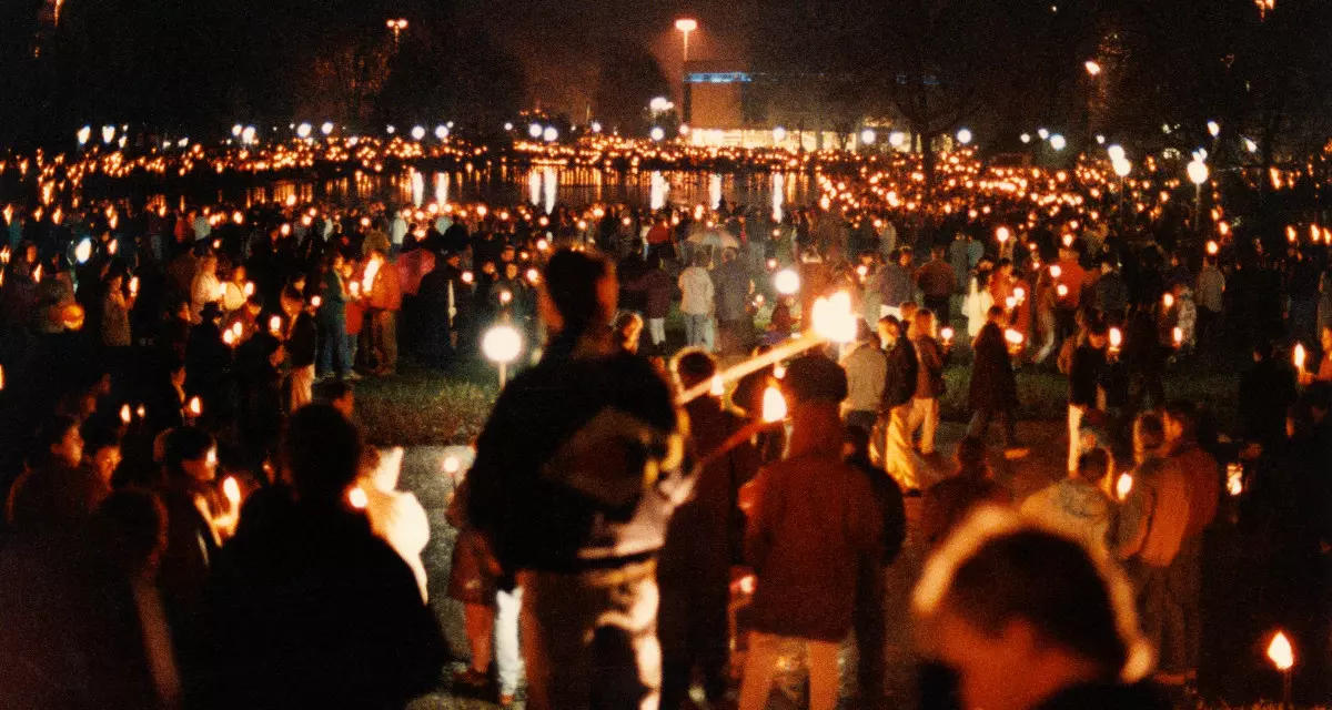 Foto aus der Menschenmenge der Lichterkette.Gegen Hass und Gewalt. Am 20. Dezember setzen in Stuttgart mehr als 120.000 Menschen mit einer rund elf Kilometer langen Lichterkette ein „Zeichen gegen rechts“. (LMZ Baden-Württemberg | Sven Grenzemann) Gegen Hass und Gewalt. Am 20. Dezember setzen in Stuttgart mehr als 120.000 Menschen mit einer rund elf Kilometer langen Lichterkette ein „Zeichen gegen rechts“. (LMZ Baden-Württemberg | Sven Grenzemann)