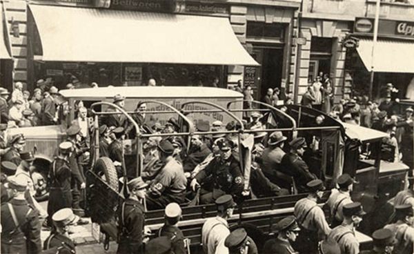Am 16. Mai 1933 wurden sieben angesehene SPD-Politiker aus Karlsruhe im Rahmen einer öffentlich inszenierten Schaufahrt in das Konzentrationslager Kislau verschleppt. Die Aufnahme zeigt den Lastwagen auf der Karlsruher Kaiserstraße. 