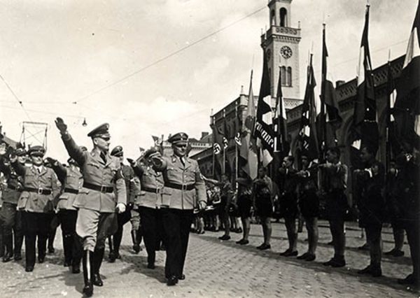 Robert Wagner (vorne in der Mitte), Reichsstatthalter und Gauleiter der NSDAP, mit dem Reichsfachschaftsleiter Hermann Neef (rechts) vor dem alten Karlsruher Bahnhof um 1940. Foto: Stadtarchiv Karlsruhe
