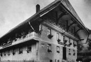 Gasthaus „Hirschen": „Herwegh-Stube" seit 1992. Eine Gedenktafel erinnert an den Aufenthalt der „Deutschen Demokratischen Legion" im Jahre 1848.