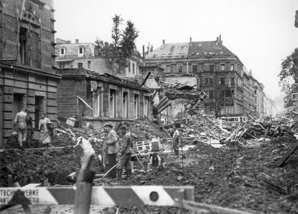 Aufräumarbeiten nach Bombenangriff auf Stuttgart 1943. Foto: LMZ Baden-Württemberg