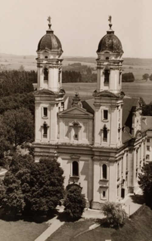 Ellwangen: Wallfahrtskirche Schönenberg 1963. Bis 1817 befand sich dahinter die theologische Fakultät der Universität Tübingen. Foto: LMZ Baden-Württemberg
