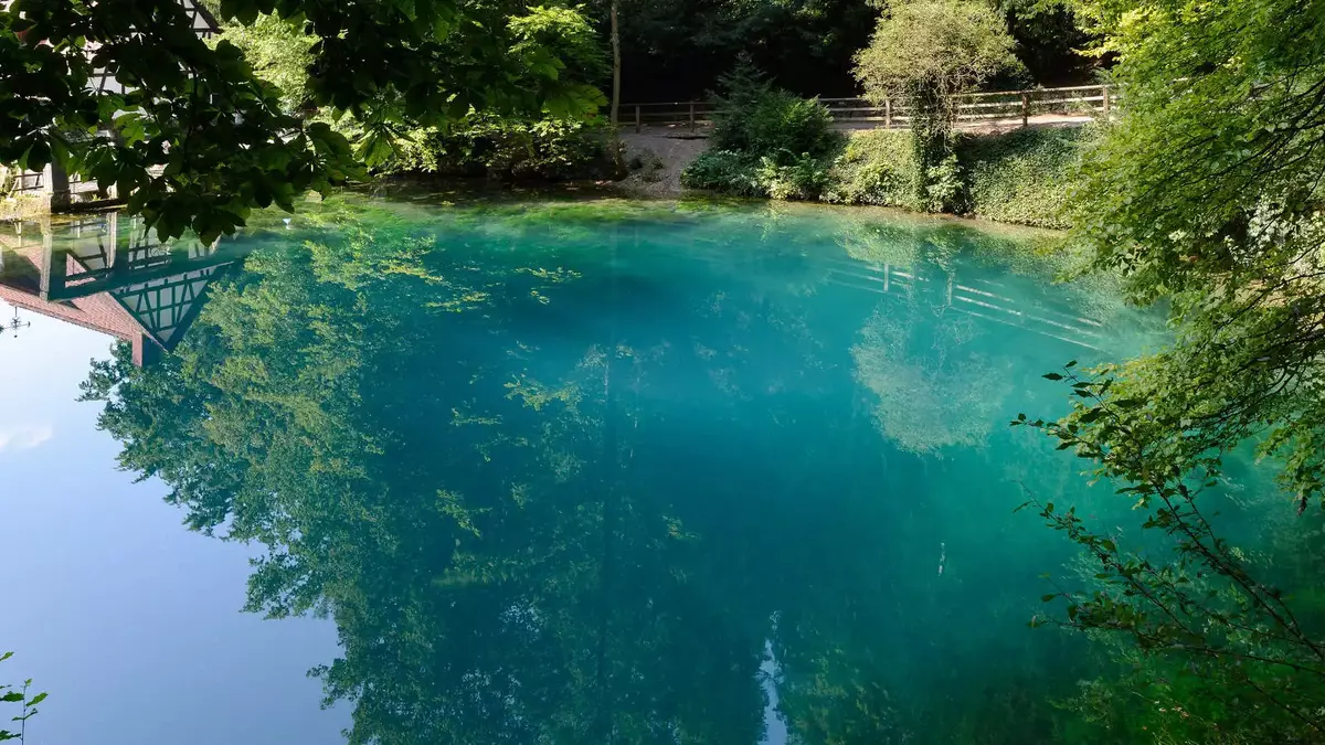 Der Blautopf bei Blaubeuren. Foto: Wikimedia (CC BY-SA 4.0) | Flodur 63 Der Blautopf bei Blaubeuren. Foto: Wikimedia (CC BY-SA 4.0) | Flodur 63