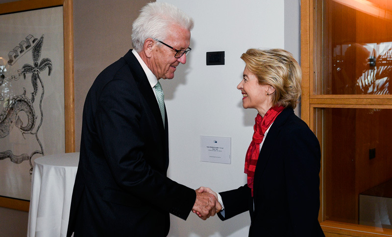 Ministerpräsident Winfried Kretschmann im Gespräch mit EU-Kommissionspräsidentin Ursula von der Leyen. Foto: Europäisches Parlament | Christian Creutz