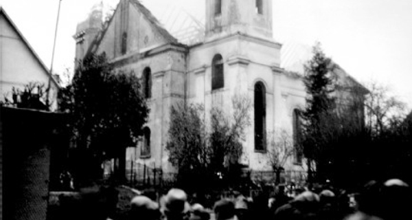 Synagoge Laupheim – mit Schaulustigen von außen.