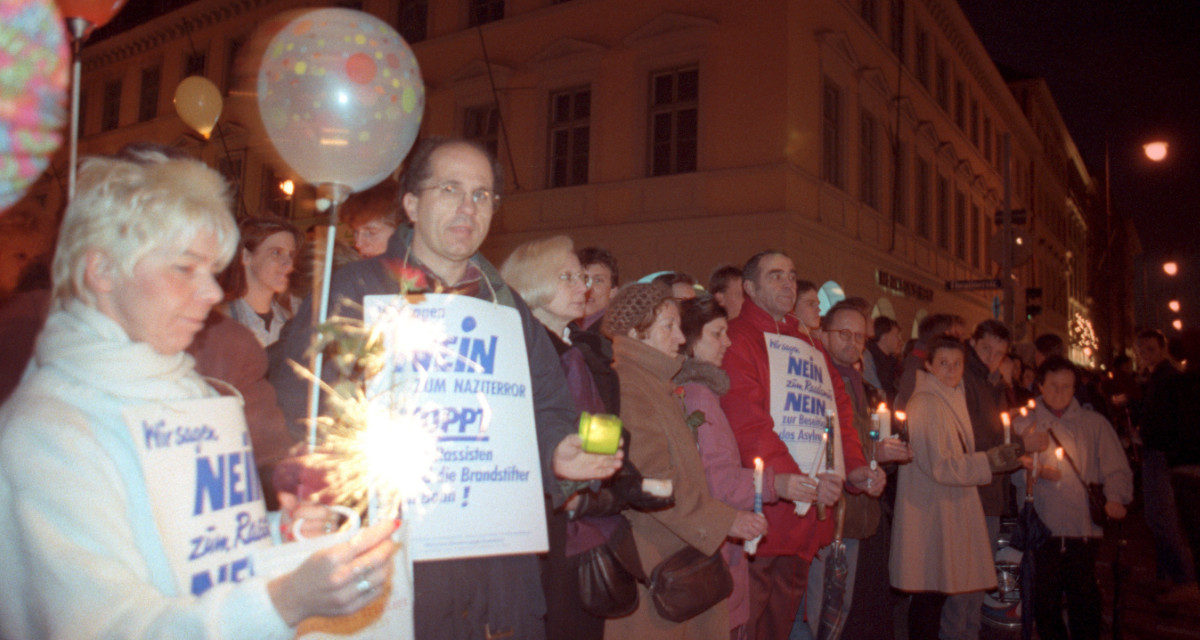 „München – eine Stadt sagt Nein“. Unter diesem Motto demonstrieren am 6. Dezember 1992 in München rund 400.000 Menschen gegen Ausländerfeindlichkeit und Rechtsradikalismus. (picture alliance/dpa | Frank Augstein)
