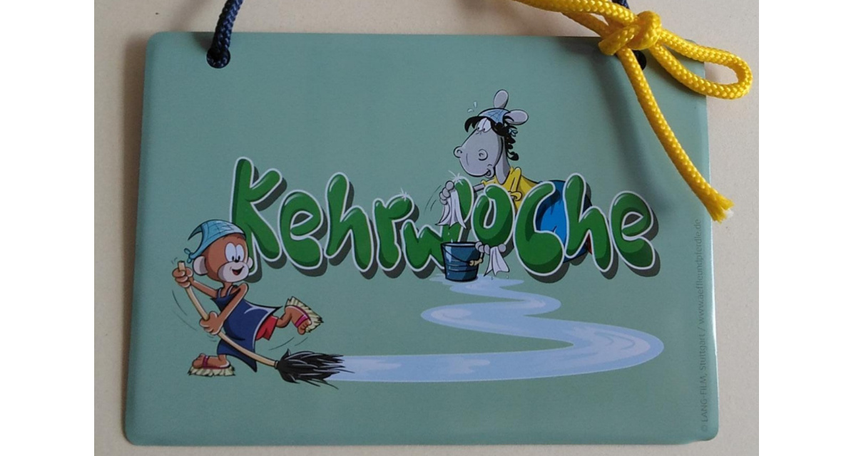 Auf Kehrwochenschildern werden auch gerne andere schwäbische Kultfiguren aufgegriffen. „Äffle & Pferdle“ sind hier gerade fleißig mit der Innenkehrwoche beschäftigt, wie am nass gewischten Boden zu erkennen ist. (Foto: Stephanie Raunegger)