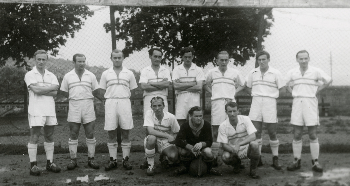 Zum Eigenleben, das sich in den DP-Lagern und DP-Siedlungen entwickelte, gehörte auch das Vereinswesen. Das Foto zeigt die Fußballmannschaft der polnischen DPs in Ludwigsburg im März 1949. [Stadtarchiv Stuttgart, FA 305_4]