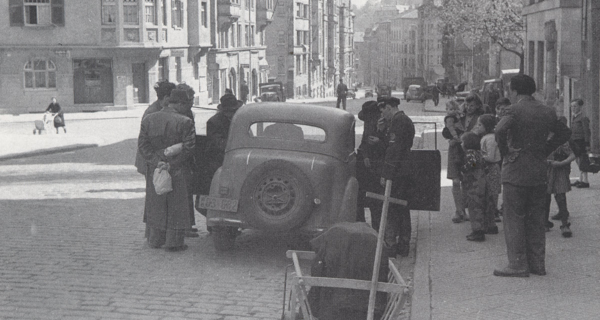 Das Foto zeigt eine Kontrolle deutscher Polizisten im jüdischen DP-Lager in der Reinsburgstraße in Stuttgart (ca. 1946) [Stadtarchiv Stuttgart]