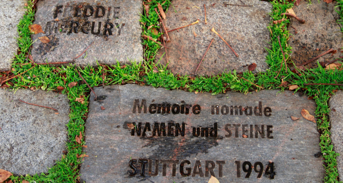 In das Denkmal vor der Stuttgarter Oper ist auch der Name des Rocksängers Freddie Mercury eingelassen. (© Timo Mäule) In das Denkmal vor der Stuttgarter Oper ist auch der Name des Rocksängers Freddie Mercury eingelassen. (© Timo Mäule)