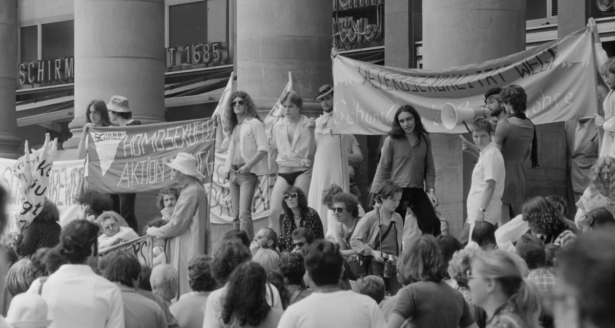 Bei der Demo für „Homobefreiung“ im Jahr 1979 versammeln sich queere Menschen vor dem Königsbau in Stuttgart. (© Stadtarchiv Stuttgart 1069 Pressefoto Kraufmann 23713/21 | Foto: Uli Kraufmann)