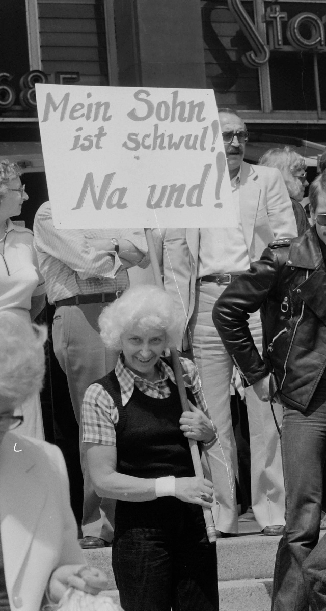 Dieses Bild einer am 30. Juni 1979 in Stuttgart demonstrierenden Mutter ging durch die Presse. (© Stadtarchiv Stuttgart 1069 Pressefoto Kraufmann 23713/17 | Foto: Uli Kraufmann)