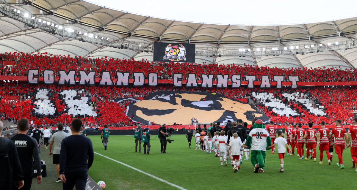 Fangruppen zeigen ihre regionale Verbundenheit im Stadion – das „Commando Cannstatt“ im Stadion des VfB Stuttgart. [Foto:picture alliance/Pressefoto Rudel | Robin Rudel]