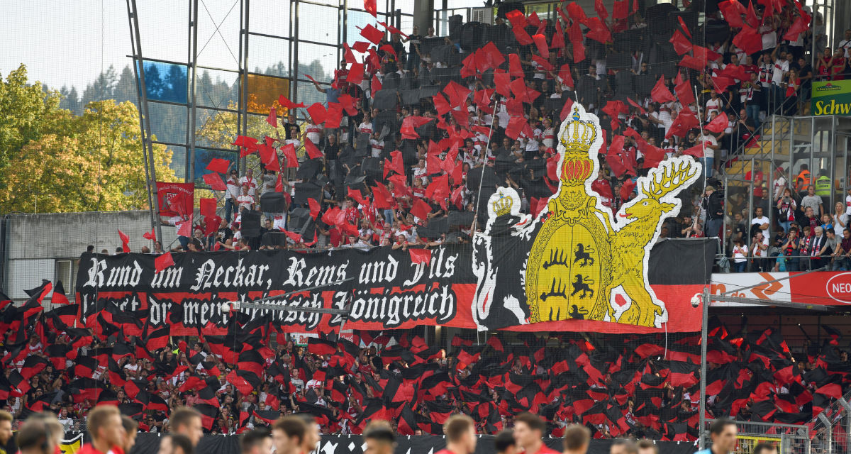Beim Derby zwischen dem SC Freiburg und dem VfB Stuttgart zeigen Stuttgarter Fans eine Choreografie, die auf die regionale Zugehörigkeit zu Württemberg und auf das ehemalige Königreich Württemberg verweist. [Foto: picture-alliance/dpa | Patrick Seeger]