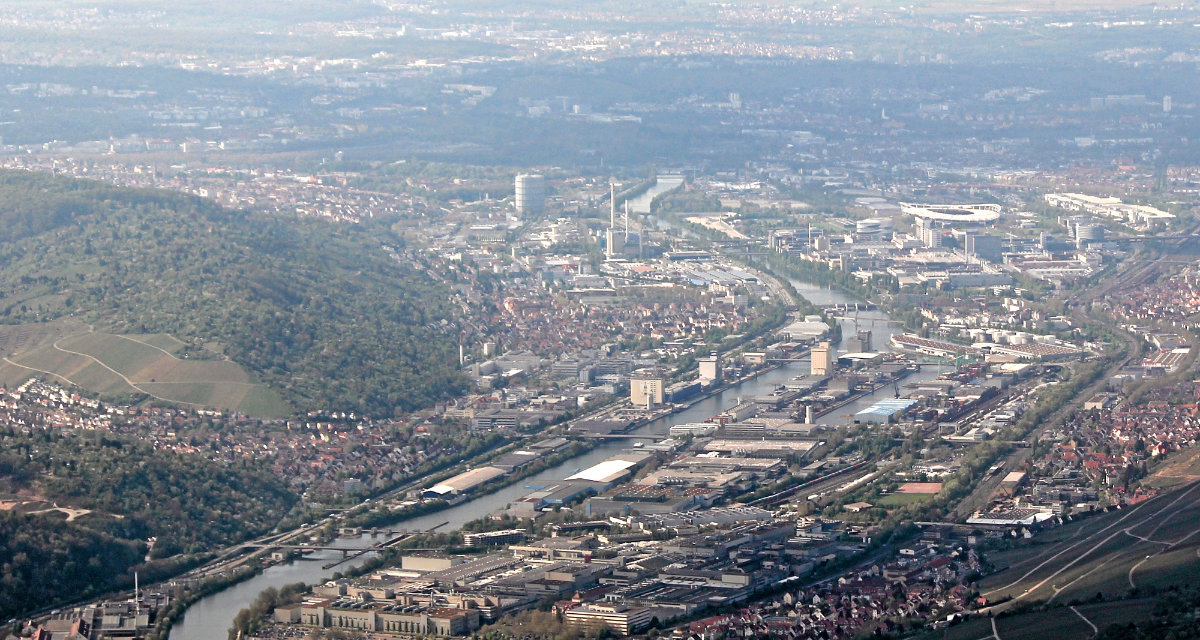 Luftaufnahme von Stuttgart-Untertürkheim mit den Daimler-Werken. Foto: wikimedia.org | wiki-observer | CC BY-SA 3.0