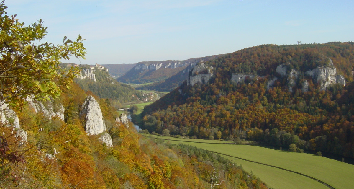 Blick vom Eichfelsen ins herbstliche Obere Donautal. Foto: wikimedia.org | Markus Flad (LittlePringle) | CC BY-SA 3.0