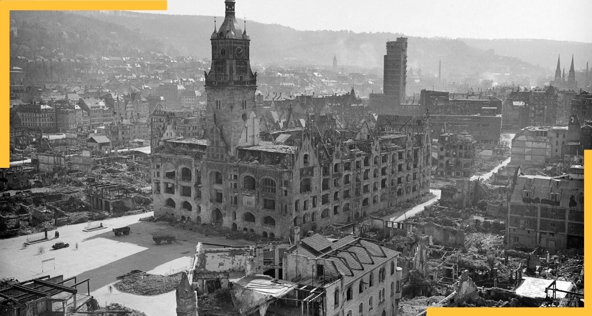 Stuttgart nach Ende des Krieges 1946. Im Vordergrund: Das Stuttgarter Rathaus.