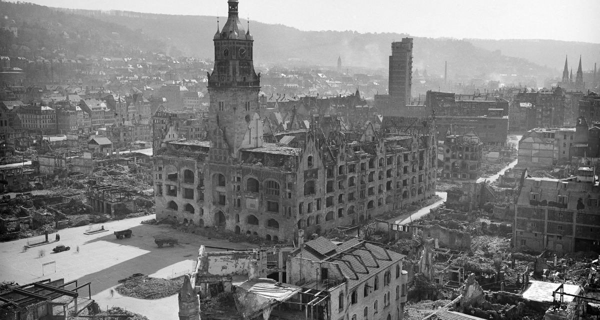 Stuttgart nach Ende des Krieges 1946. Im Vordergrund: Das Stuttgarter Rathaus.