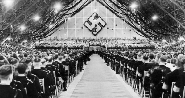 Adolf Hitler redet in der Schwabenhalle Stuttgart 1938.