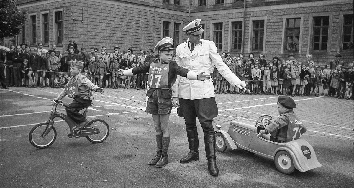 1952: Spielerische Verkehrserziehung. An einer Karlsruher Schule werden Kinder auf den zunehmenden Individualverkehr vorbereitet. 